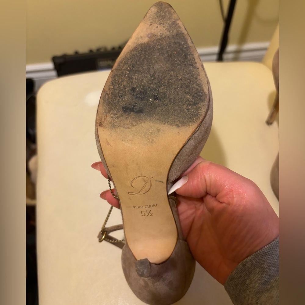 Vero Cuoio Tan Suede Heels with gold chain size 5.5 - Picture 9 of 10